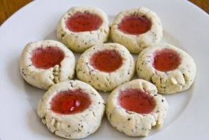 Маковое печенье с гранатовым желе