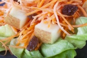 Морковный салат с изюмом и яблоками